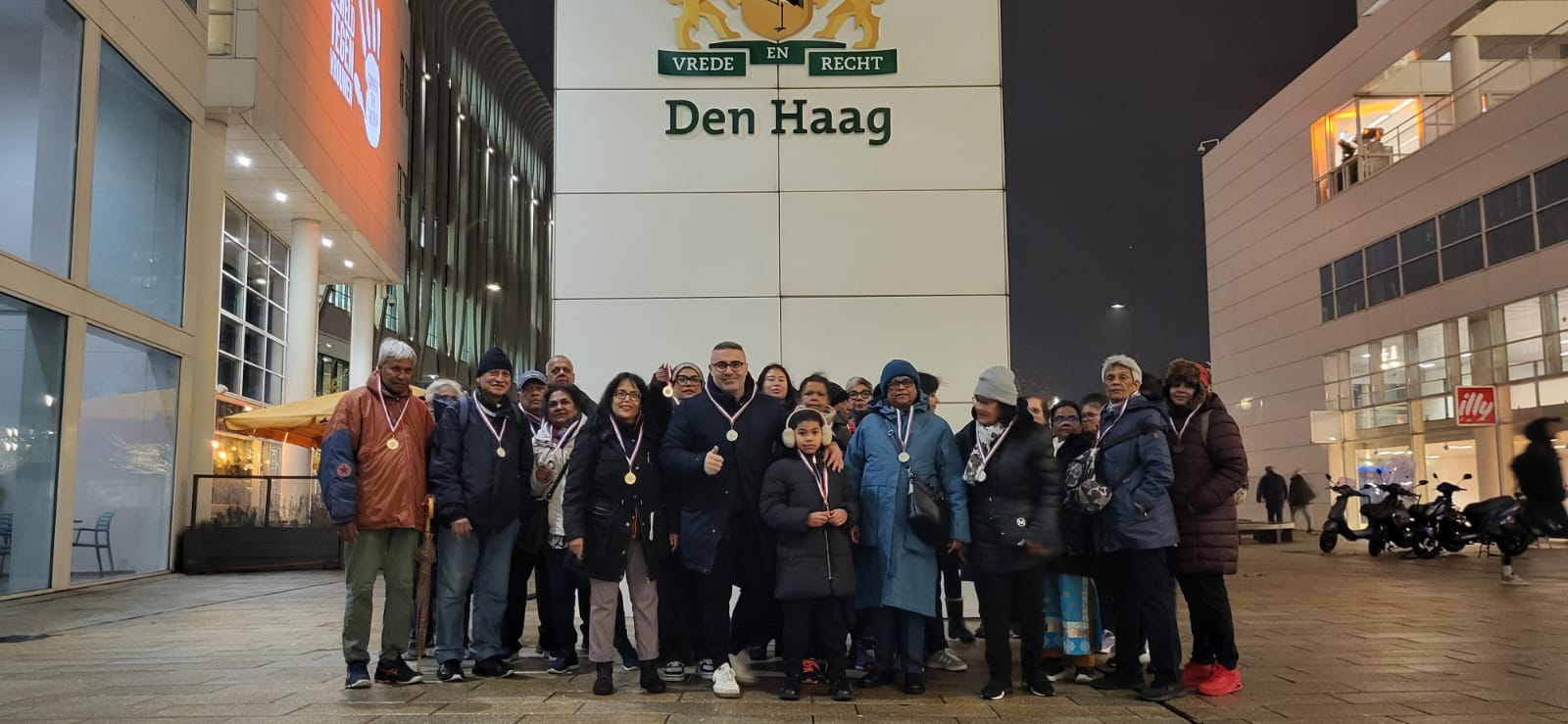 groepswandeling 50 jaar Onafhankelijkheid van suriname